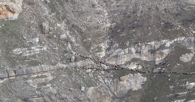 Yolları su altında kalan göçerlerin tehlikeli yayla yolculuğu