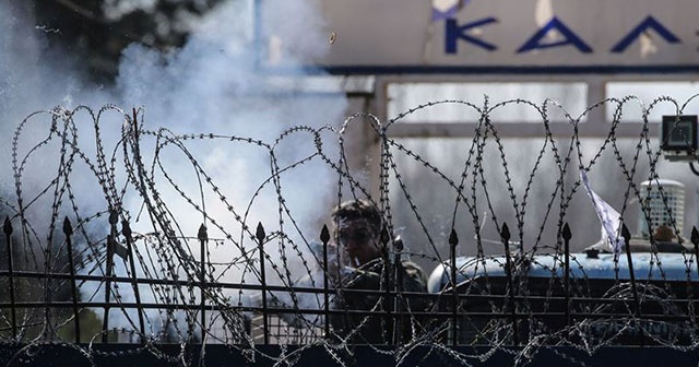 Yunanistan gaz bombalarının etkisini artırmak için &#039;fan&#039; çalıştırıyor