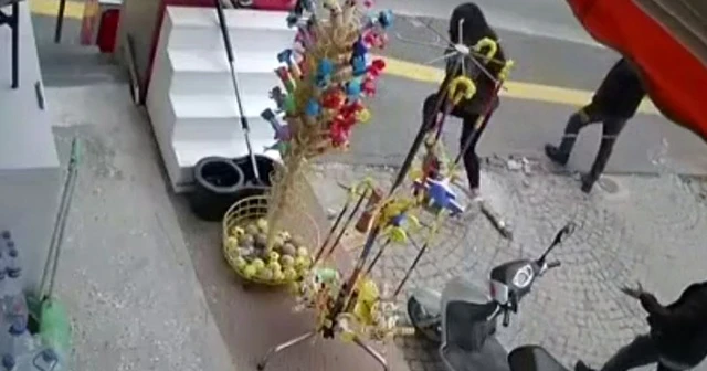 Yürürken zincire takılan genç kız hastanelik oldu
