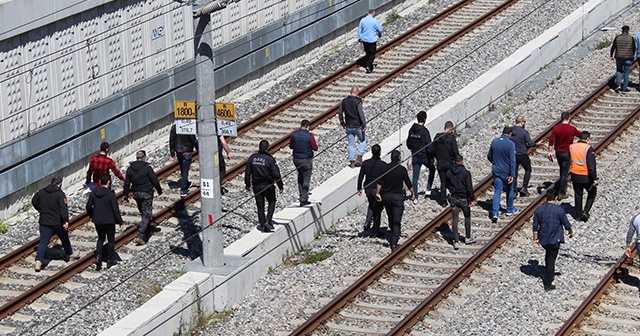 &#039;Çantamda bomba var&#039; diyerek tren raylarına oturdu