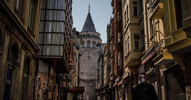 1500 yıllık Galata Kulesi yalnız kaldı