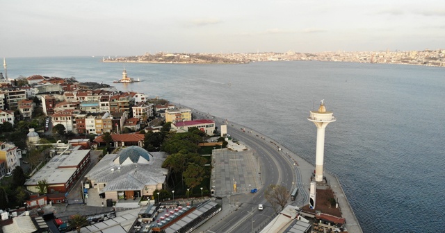 4 günlük sokağa çıkma kısıtlaması nedeniyle Üsküdar Meydanı boş kaldı