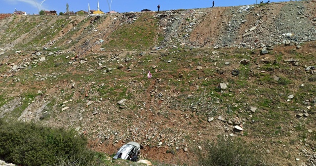 50 metrelik uçuruma düşen otomobildeki çift ölümden döndü