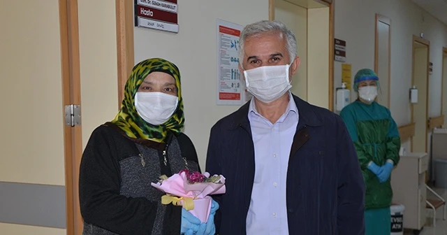 58 yaşındaki karı-koca korona virüsü yendi, alkışlarla taburcu oldu