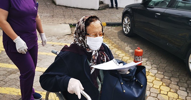 76 yaşındaki hipertansiyon hastası kadın koronayı yendi