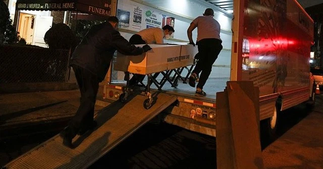 ABD'de dondurucusu olmayan kamyonetlere yerleştirilen cesetlerin kokusu çevreye yayıldı