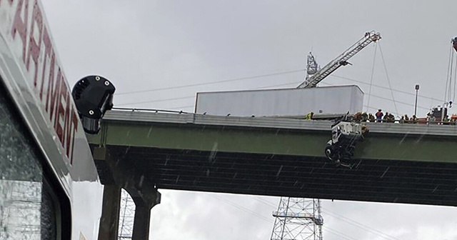 ABD’de tır köprüde asılı kaldı, şoför son anda kurtarıldı