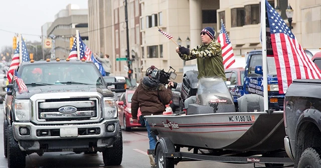 ABD'nin Michigan eyaletinde valinin Covid-19 önlemleri protesto edildi
