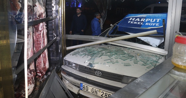 Adana&#039;da otomobil, bir araca çarptıktan sonra kasap dükkanına girdi