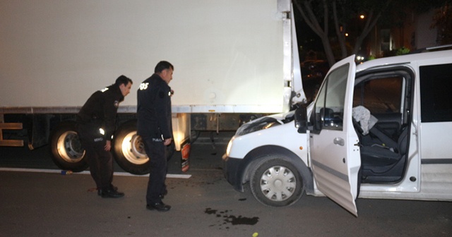 Adana&#039;da park halindeki tıra çarpan kamyonetin şoförü olay yerinden kaçtı