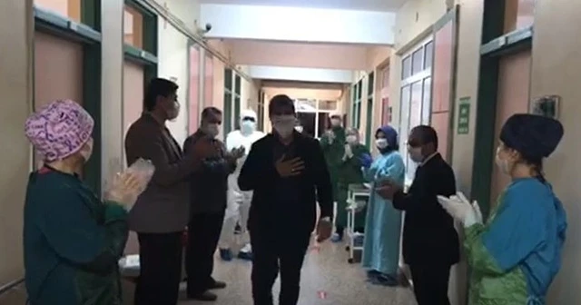 Afyonkarahisar'da Korona virüsü yenen hasta alkışlarla taburcu edildi