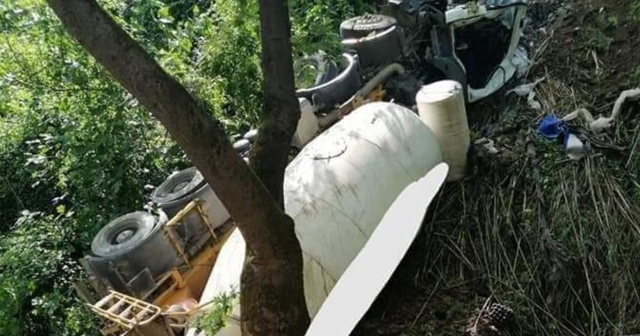 Alanya’da beton mikseri dereye uçtu, sürücü öldü