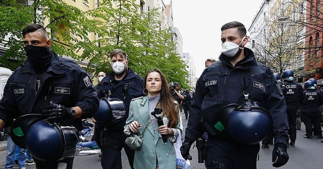 Almanya’da Kovid-19 kısıtlamaları protesto edildi