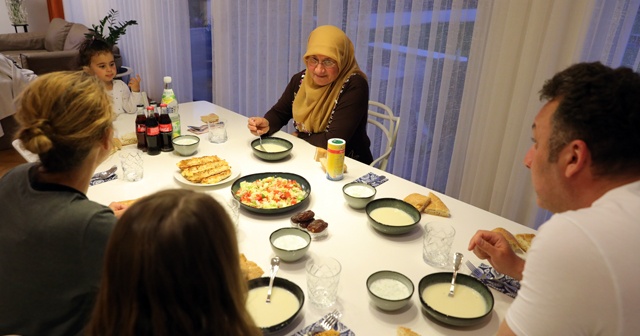 Almanya’da Müslümanlar Ramazan ayının ilk iftarını evlerinde açtı