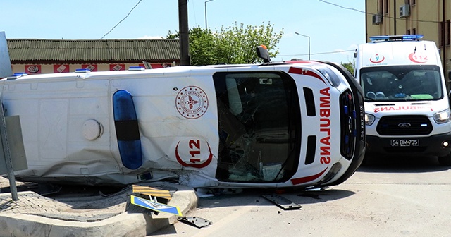 Ambulans ve pikap çarpıştı