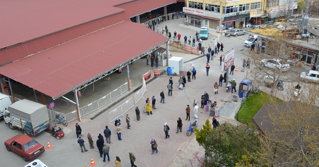 Antalya&#039;da semt pazarında 1 kilometrelik kuyruk