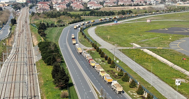 Atatürk Havalimanı’nda çevresindeki kilometrelerce kamyon kuyruğu