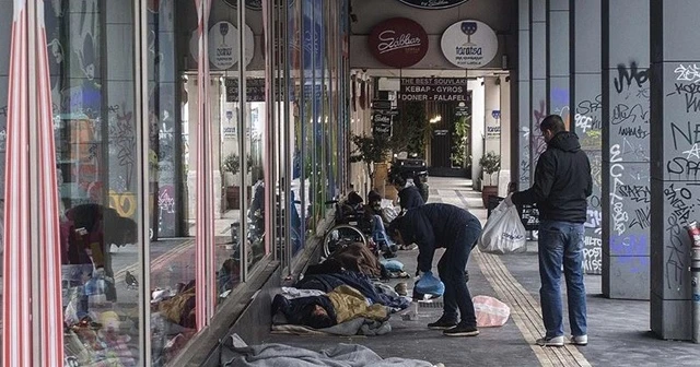 Atina'da evsizler koronavirüs tehlikesiyle yaşıyor
