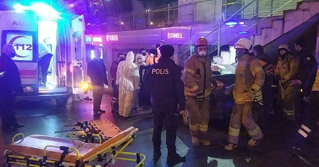 Avcılar’da bir otomobil AVM girişindeki merdivenin altına saplandı: 3 yaralı