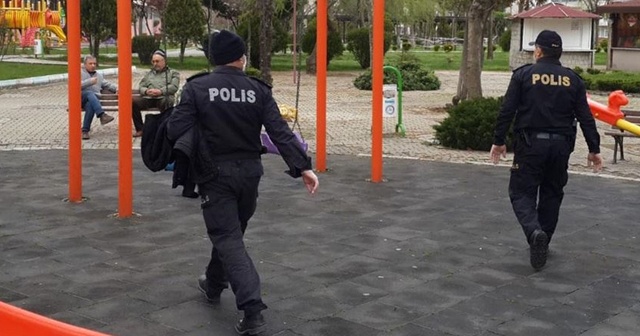 Aynı bankta oturanlara &#039;sosyal mesafe&#039; cezası uygulandı