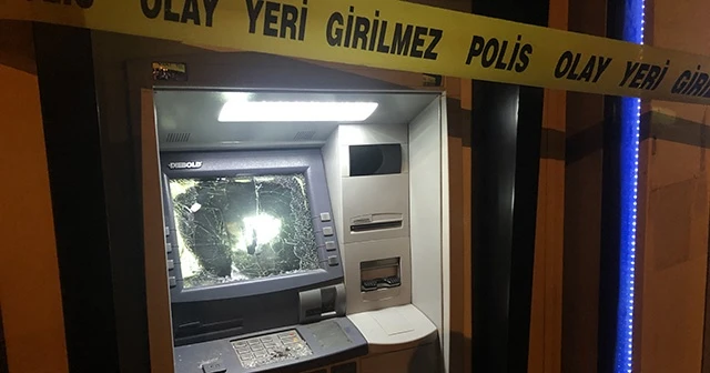 Babasına kızan kadın ATM'leri parçaladı