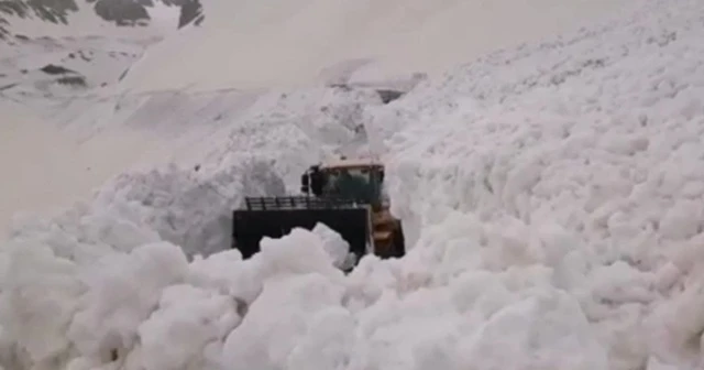 Bahçesaray yolu ulaşıma açıldı