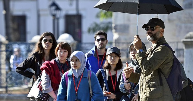 Bakan Ersoy&#039;dan profesyonel turist rehberleri ve MüzeKartlılara müjde