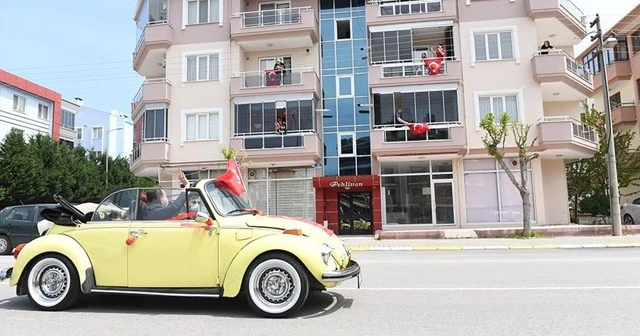 Balıkesirli çocuklar 23 Nisan coşkusunu balkonlarda yaşadı