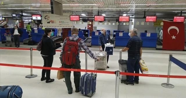Bangladeş'teki Türk vatandaşları yurda doğru yola çıktı