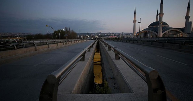 Başkentin cadde ve meydanları sessizliğe büründü