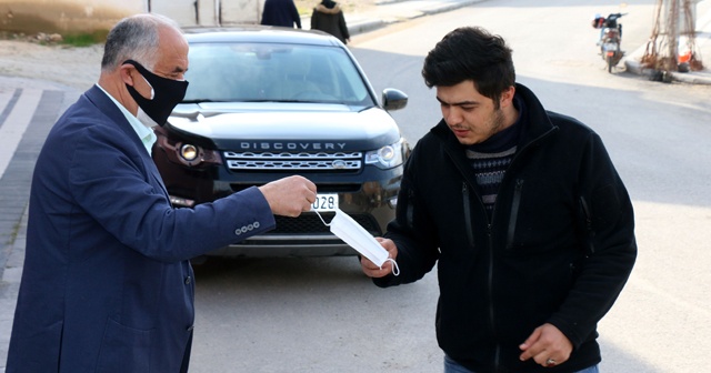 Belediye Başkanı Karadağ vatandaşlara maske dağıttı