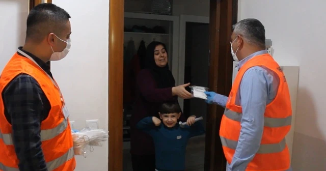 Belediye ekipleri kapı kapı gezip binlerce maske dağıttı