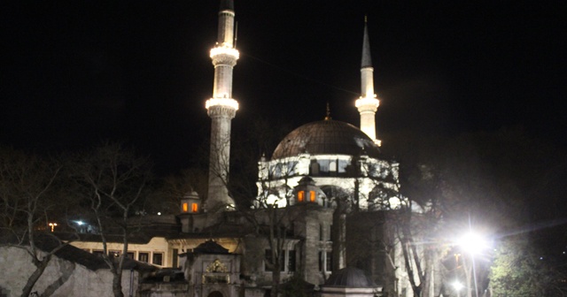 Berat Kandili’nde camiler korona virüs tedbirleri nedeniyle boş kaldı