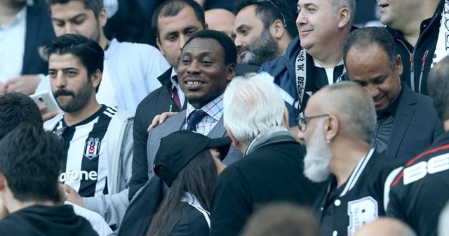 Beşiktaşlı eski futbolcu Amokachi ülkesi Nijerya&#039;da ihtiyaç sahiplerine yardım dağıtıyor