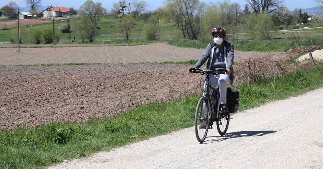 Bisikletiyle 28 kilometre yol giderek öğrencilerine kitap dağıtıyor