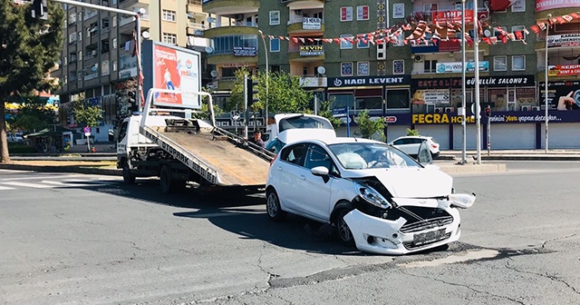 Boş caddede kaza yaptılar