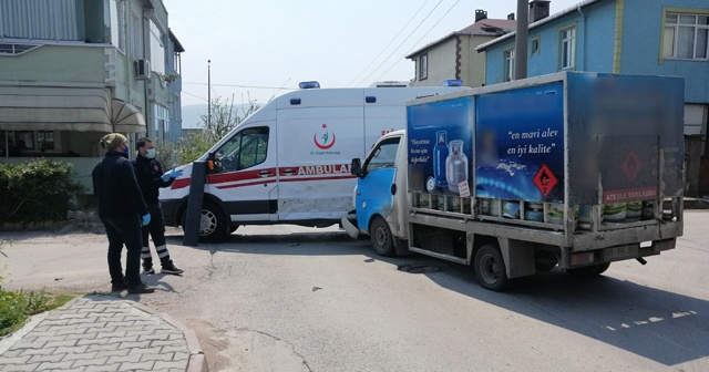 Boş sokakta, içinde hasta olan ambulansa çarptı