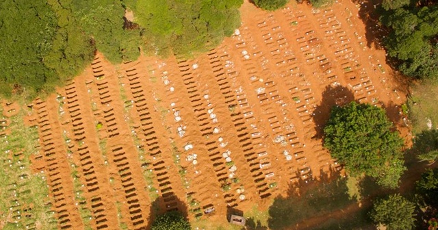 Brezilya&#039;da koronavirüs nedeniyle toplu mezarlar kazılıyor