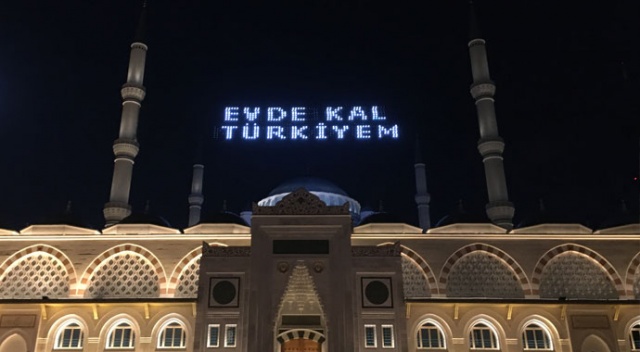 Çamlıca Camii&#039;nde &#039;evde kal Türkiyem&#039; mahyası