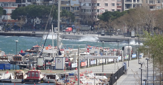 Çanakkale&#039;de feribot seferlerine fırtına engeli