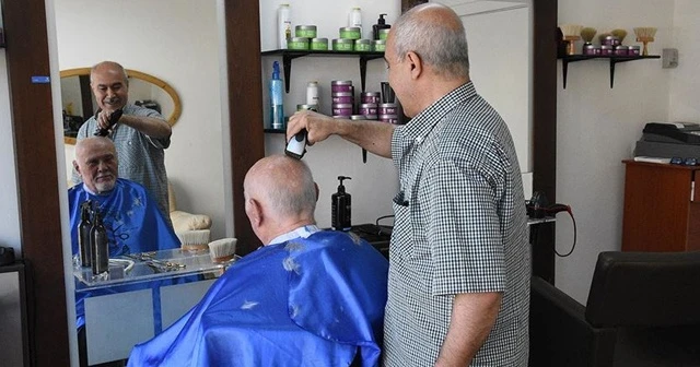 Danimarka'da kuaförler işbaşı yaptı
