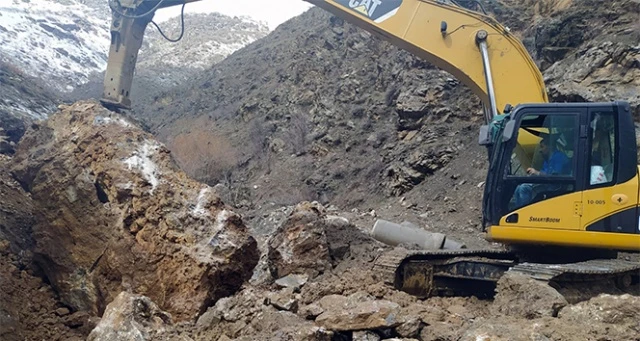 Dev kaya parçası yolu kapattı