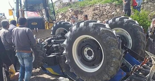 Devrilen traktör baba kızın sonu oldu