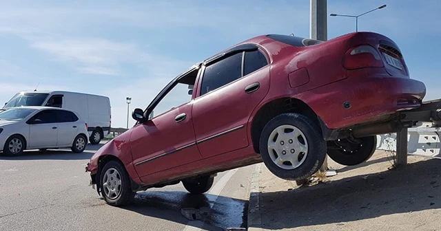 Direksiyon hakimiyetini kaybetti bariyerlerin üzerine kondu