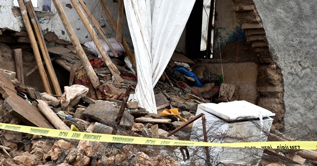 Diyarbakır&#039;da çöken kerpiç evde ölen iki kardeş defnedildi
