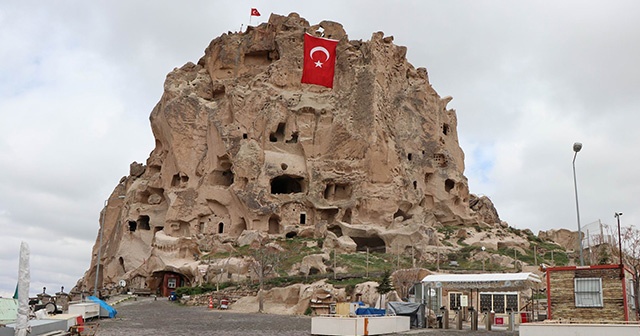 Dünyanın en yüksek peribacasına Türk bayrağı asıldı