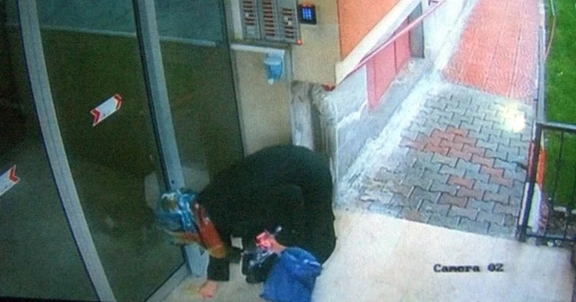 Elindeki sıvıyı asansör ve kapılara süren kadın yakalandı