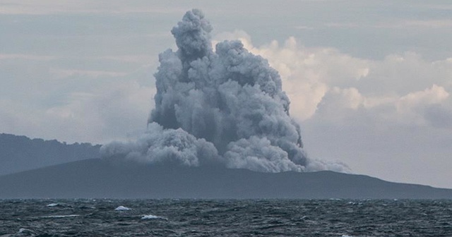 Endonezya&#039;da Anak Krakatau Yanardağı patladı