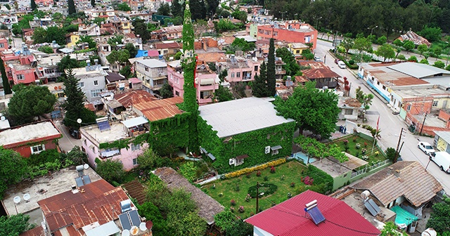 Etrafı sarmaşıklara kaplanan Yeşil Cami ile cemaat arasına koronavirüs girdi