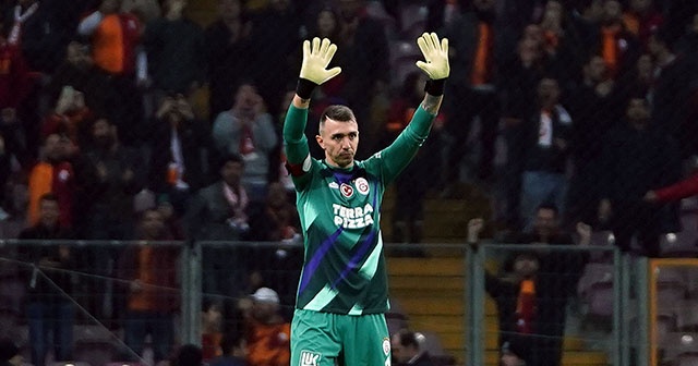 Fernando Muslera: &quot;Beni en çok zorlayan forvet Burak Yılmaz&quot;